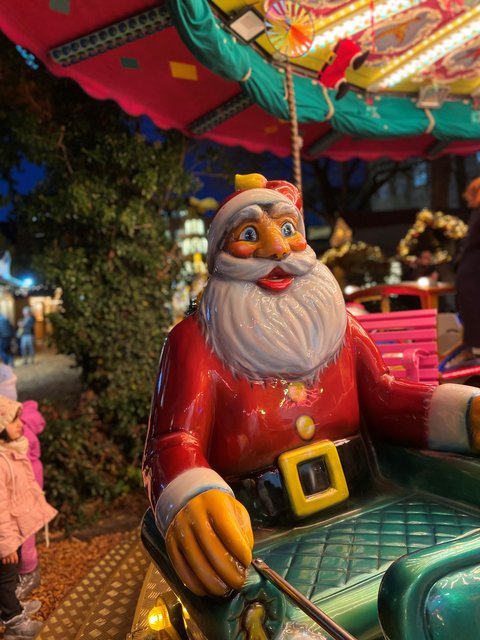 Weihnachtsmann Figur des Kinderkarussells auf dem Weihnachtsmarkt