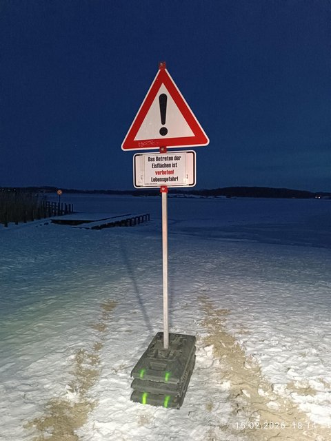 Schild mit Betreten der Eisflächen verboten Königswiesen