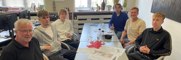 Tade Reinhardt, Theo Schenkel, Carlo Schieweck und Ben Richter im Gespräch mit Bauamtsleiter Bernward Völmicke und Nils Clasen (Bürger*innenbeteiligung) am Schreibtisch im Bauamt