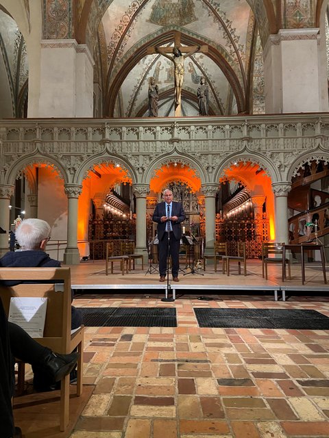 Stephan Dose hält ein Grußwort zur musikalischen Lesung im Dom zu 80 Jahre Kriegsende
