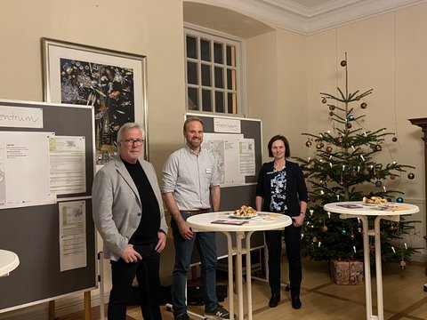 Bernward Völmicke, Stadt Schleswig, Askan Grimmelsmann, Stadtwerke SH, Manja Havenstein, Stadt Schleswig stehen im Vorraum des Ständesaals vor Metaplanwänden zur  Informationsveranstaltung zur Kommunalen Wärmeplanung