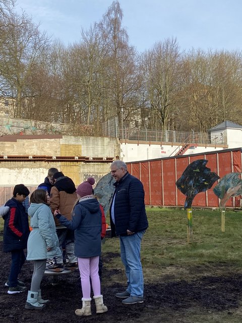 Eröffnung des Spielgeräteparcours - Stephan Dose mit Kindern der 4b der Wilhelminenschule