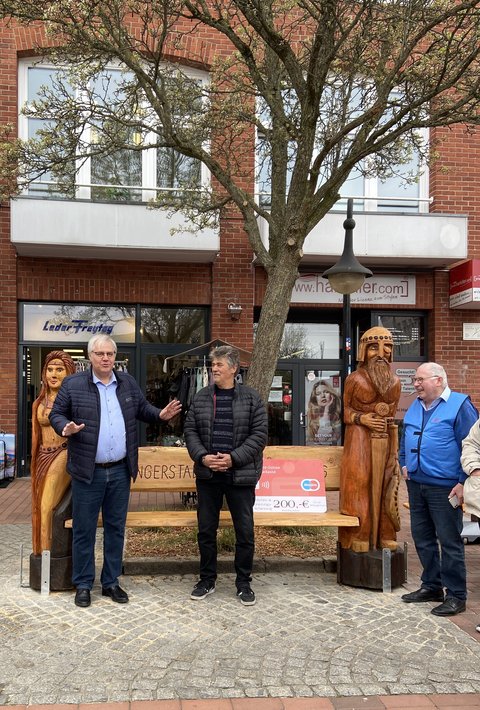 Stephan Dose, Ingo Harder und Hans-Helmuth Jebe vor der Winkingerbank am Capitolplatz