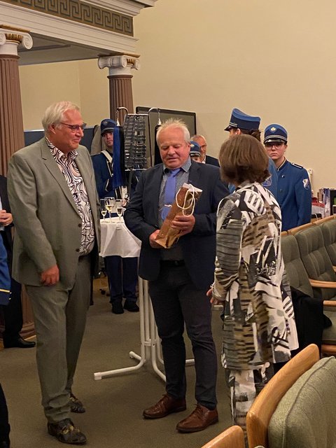 Sönke Smrz überreicht Stephan Dose ein Geschenk zum Abschied