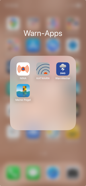 Das Bild zeigt einen Smartphone-Screenshot mit den vier Warn-Apps NINA, KatWarn, WarnWetter und Meine Pegel.