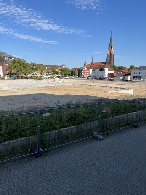 Fläche Parkhausquartier (Königstraße) mit dem Dom im Hintergrund