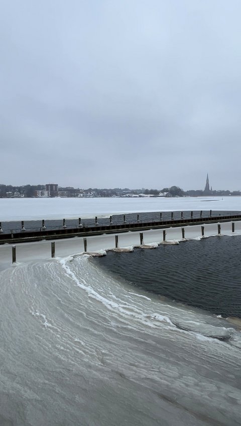 Teilweise zugefrorene Schlei mit Blick auf Steg