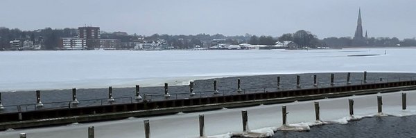 Teilweise zugefrorene Schlei mit Blick auf Steg