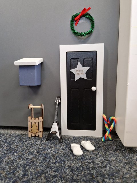 Wichtel Haustür mit Briefkasten, Schlitten, Schuhen etc. 