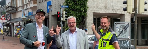 Alwin Dombetzki (Agentur ALDO Studio), Bernward Völmicke (Leiter des Bauamtes) und Torben Krüger (Fachdienstleitung Tiefbau) vor der Wikingerampel am Capitolplatz