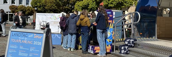 Menschen auf dem Rathausmarkt zum Tag der Demokratie