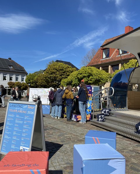 Menschen auf dem Rathausmarkt zum Tag der Demokratie