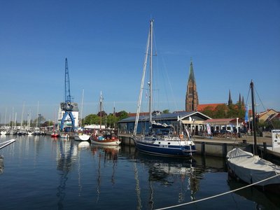 Bild zeigt Stadthafen im Frühling