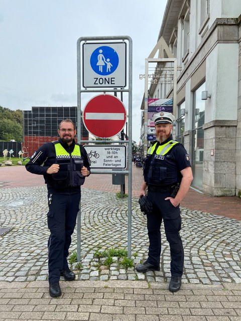 Herr Körner und Herr Rabe vor einem Schild mit einem Schild - nur für Fußgänger