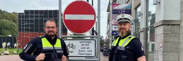 Herr Körner und Herr Rabe vor einem Schild mit einem Schild - nur für Fußgänger