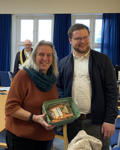 Maren Korban (AWO) und Jonas Kähler bei der symbolischen Spendenübergabe im Rathaus