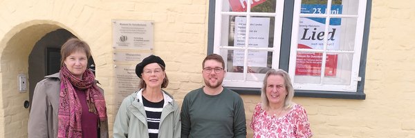 J. Krull (FD Kultur & Tourismus), S. Pertiet (Sprecherin Kulturkonferenz), C.L. Siebels (Stadtmuseum), M. Korban (AK Erinnerungskultur) vor dem Gebäude des Outsidermuseums
