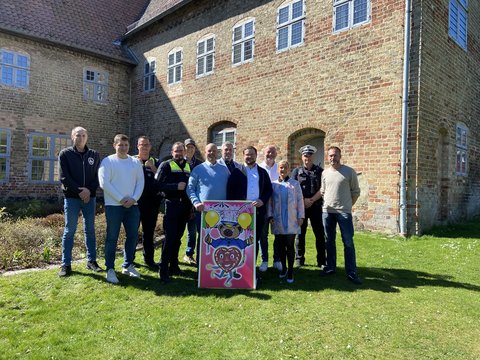 v.l.n.r.: Ralf Hagge (FM-Wachschutz Nord GmbH), Arne Albertsen (Sachgebiet Marktwesen), Mark Schröder und Tobias Körner (KOD), Jürgen Eichmann (FM-Wachschutz Nord GmbH), Lars Clausen (Schausteller), Helge Schütze (Stadtmarketing GmbH), Jonas Kähler (Bürgermeister), Frank Dörksen (Schausteller), Karen Suhling (Fachdienstleitung Ordnung und Bürgerangelegenheiten), Stefan Matthies (Polizeirevier Schleswig) und Torben Krüger (Fachdienstleiter Tiefbau) vor dem Graukloster