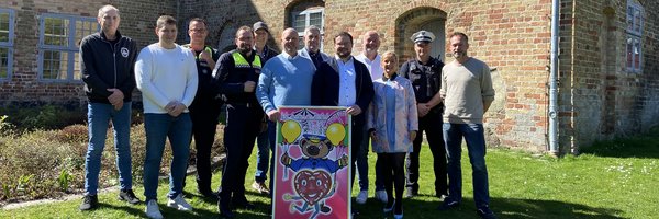 v.l.n.r.: Ralf Hagge (FM-Wachschutz Nord GmbH), Arne Albertsen (Sachgebiet Marktwesen), Mark Schröder und Tobias Körner (KOD), Jürgen Eichmann (FM-Wachschutz Nord GmbH), Lars Clausen (Schausteller), Helge Schütze (Stadtmarketing GmbH), Jonas Kähler (Bürgermeister), Frank Dörksen (Schausteller), Karen Suhling (Fachdienstleitung Ordnung und Bürgerangelegenheiten), Stefan Matthies (Polizeirevier Schleswig) und Torben Krüger (Fachdienstleiter Tiefbau) vor dem Graukloster