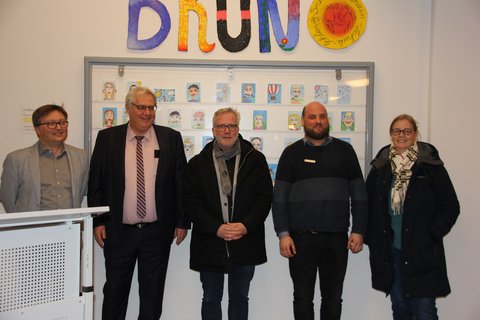 Bild zeigt in der Bruno-Lorenzen Schule Schulleiter Eike Petersen, Stephan Dose, Bernward Völmicke, Finnbjörn Feige, Vivien Clausen (Stadt Schleswig)