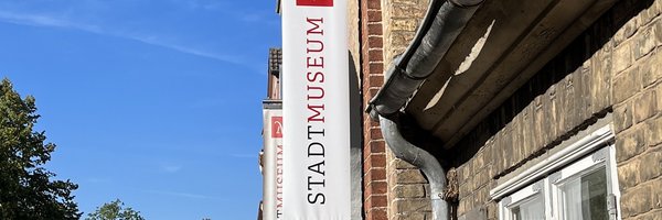 Bild zeigt Banner am Stadtmuseum Schleswig mit dem Aufdruck "Stadtmuseum"