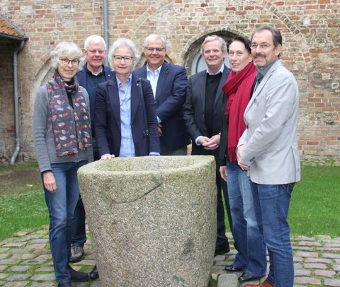 Bild zeigt folgende Personen anlässlich der Gründung des Fluthilfefonds Schleswig: Susanne Rutz, Wolfgang Hausschildt, Ursula Lins (Rotary Schleswig), Stephan Dose (Stadt Schleswig), Prof. Dr. Claus von Carnap-Bornheim (Rotary Schleswig-Gettorf), Mechthild Wichmann-Kramp, Rolf Bourgin (Lions Club Schleswig)