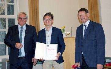 Sportler Sascha Möller mit Bürgermeister Dose und SJS Vorsitzendem Björn-Sven Bergemann
