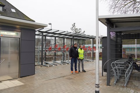 Helge Kapust (FD Gebäudemanagement) und Torben Krüger (FD Tiefbau) stehen vor der Bike-and-Ride-Anlage am Bahnhof