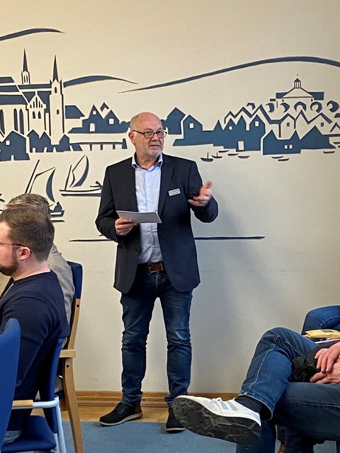 Lutz Schnoor (Amt Arensharde) spricht im Schleswiger Sitzungszimmer Schlei