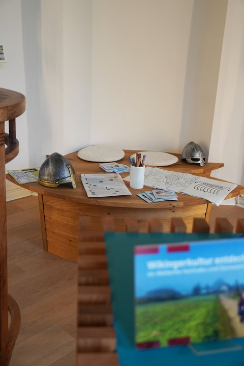 Kinderspielecke in der Tourist-Info in Schleswig, Blätter und Stifte zum Malen
