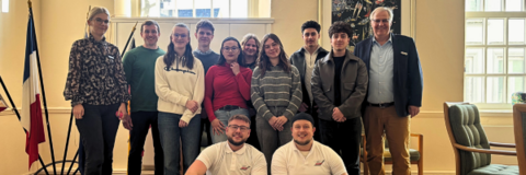 Schülersprecher*innen zu Gast beim Bürgermeister: Von der Stadt Schleswig: Vanessa Bielke und Nils Clasen, von der Bruno-Lorenzen-Schule Johanna Clemens und Swana Schulz, von der Dannewerkschule Amir Amadi und Fatih Kaynar, von der Lornsenschule Patricia Giermann und Felix Matz, von der Domschule Jette Springer sowie vom BBZ Alexander Kossack und Niklas Niezdoginski sowie Bürgermeister Stephan Dose vor dem Ständesaal des Rathauses