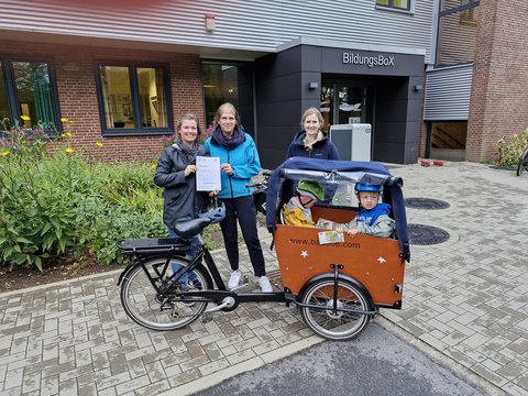 Drei Personen der Kita BildungsBox: Franziska Großkopf, Bente Hinrichsen, Sandra Rosenjast anlässlich der Preisübergabe Stadtradeln 2024