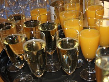 Sektgläser mit Orangensaft und Sekt auf der Sportler*innenehrung 2023