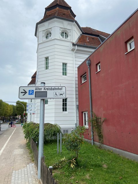 Dynamische Anzeigetafel in der Königstraße vor dem Alten Kreisbahnhof