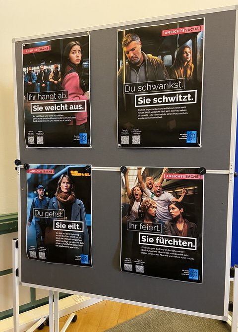 Vier Plakate der Kampagne AnsichtsSache: Ihr hängt ab. Sei weicht aus & Du schwankst. Die schwitzt & Du gehst. Sie eilt. & Ihr feiert. Sie fürchten.