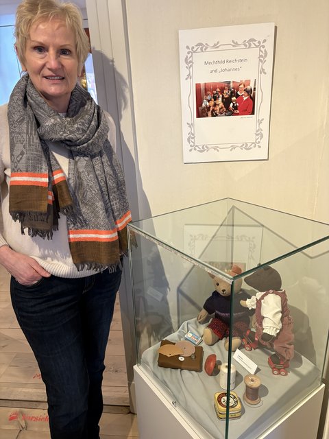 Museumsleiterin Dr. Dörte Beier im Teddybär-Museum vor einer Vitrine