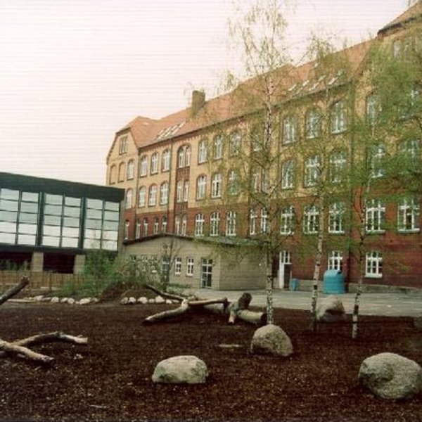 Bild der Wilhelminenschule von außen mit Schulhof