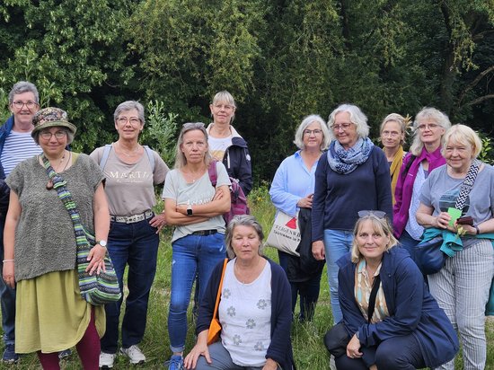 Teilnehmende der Kräuterwanderung im Sommer 2025