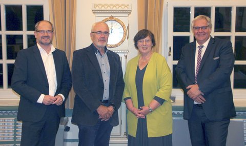 Bild zeigt : v. l. n. r: Oberst a.D. Harry Preetz (Leiter der Sektion Rendsburg, Gesellschaft für Sicherheitspolitik e.V.), Dr. Ingmar Soll (Vorsitzender Arbeitskreis Reserveoffiziere Eckernförde), Dr. Sabine Sütterlin-Waack (Ministerin für Inneres, Kommunales, Wohnen und Sport des Landes Schleswig-Holstein), Stephan Dose (Bürgermeister Stadt Schleswig)