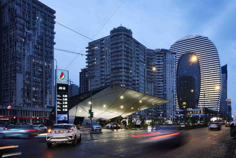 Tankstelle von Khmaladze Architects in Batumi, Georgien