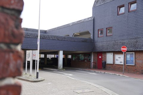 Ausfahrt vom Parkhaus Schwarzer Weg, die im Zuge des Verkehrsversuches gesperrt wird.