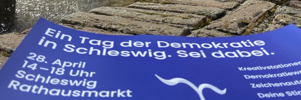 Plakat auf dem Brunnen auf dem Rathausmarkt:Tag der Demokratie auf dem Rathausmarkt: 28. April 2026 ab 14:00 Uhr