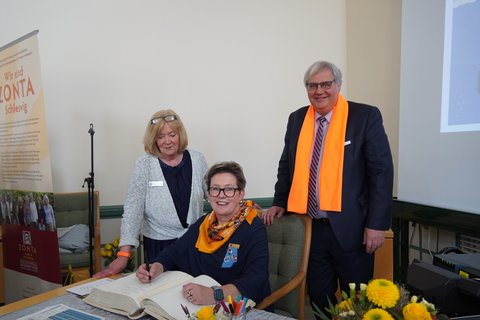 Eintrag in das Goldene Buch der Stadt Schleswig: Karin Petersen-Nißen (Zonta Präsidentin), Ute Scholz (Präsidentin Zonta International und Zonta Foundation for Women) und Stephan Dose