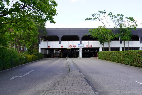 Ein- und Ausfahrt des Parkhauses auf der Seite der Königstraße neben dem ZOB