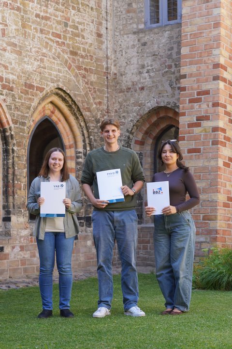 Lucie Schulz, Jan-Philipp Gedamke und Aleksandra Shabralieva-Boehm im Innenhof des Rathauses