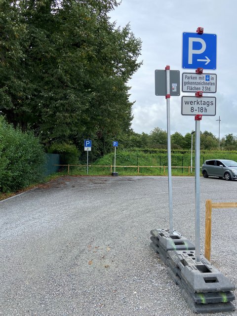 Parkplatz Wiesenstraße mit Parkbegrenzungsschild auf 2 Stunden und Parkscheibe