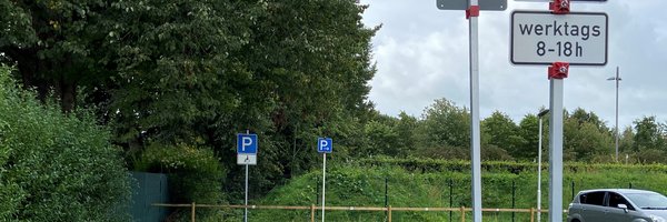 Parkplatz Wiesenstraße mit Parkbegrenzungsschild auf 2 Stunden und Parkscheibe