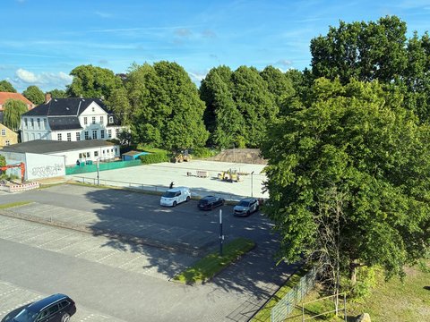 Blick von oben auf eine Parkfläche