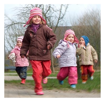 Bild zeigt laufende Kinder