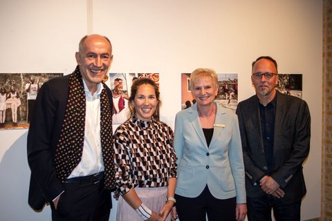 Von links nach rechts: Peter-Matthias Gaede, Deutsches Komitee UNICEF und Jurymitglied; Patricia Krivanek, ehrenvolle Erwähnung; Dr. Dörte Beier, Museumsleiterin Stadtmuseum Schleswig; Markus Seewald, Gesamtleiter UNICEF-Foto des Jahres